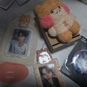 제로베이스원 팝업 성한빈 제로니 비니니 인형, 아크릴스텐드, 포카홀더, 캔뱃지 이미지