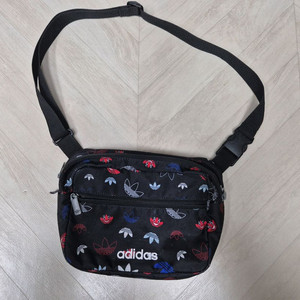 아디다스 플라워 패턴 힙색