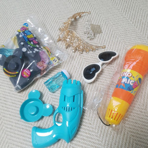 파티용품 일괄 (왕관, 비눗방울, 선글라스, 마이크)