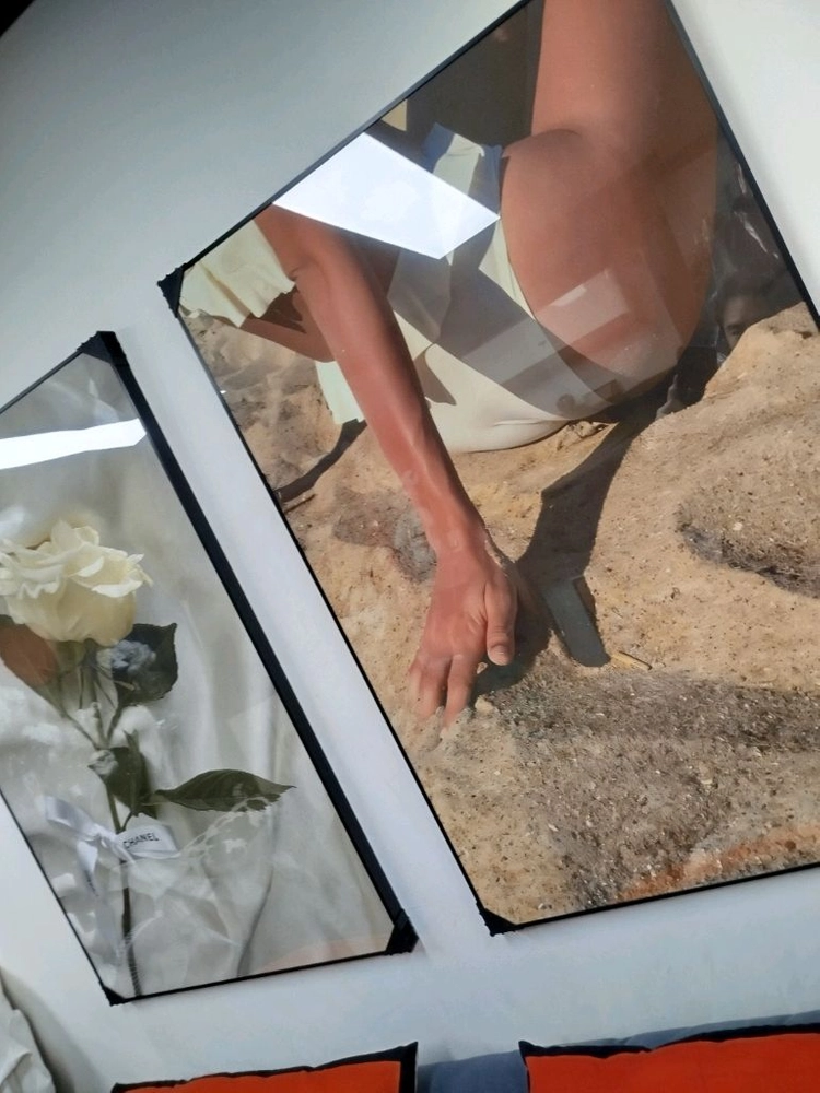 샤넬 해변여인 감성 선물 대형 그림액자 그림 액자 팝아트 인테리어소품 명품그림 명품액자 꽃 곰인형 콜라보 인테리어 이미지