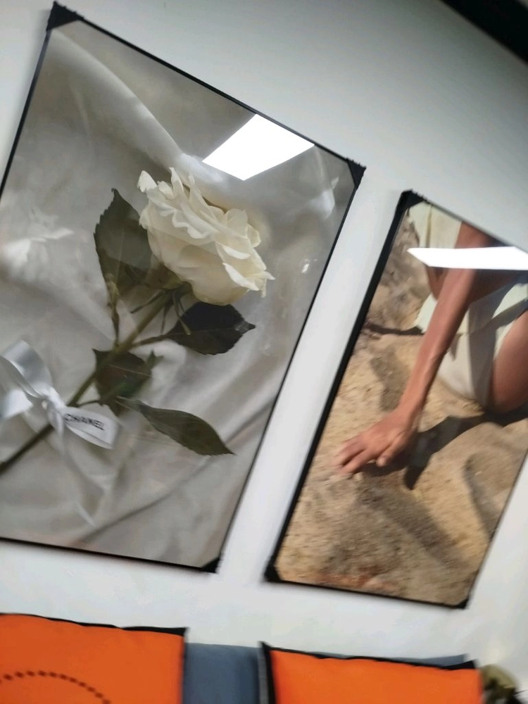 샤넬 해변여인 감성 선물 대형 그림액자 그림 액자 팝아트 인테리어소품 명품그림 명품액자 꽃 곰인형 콜라보 인테리어 이미지