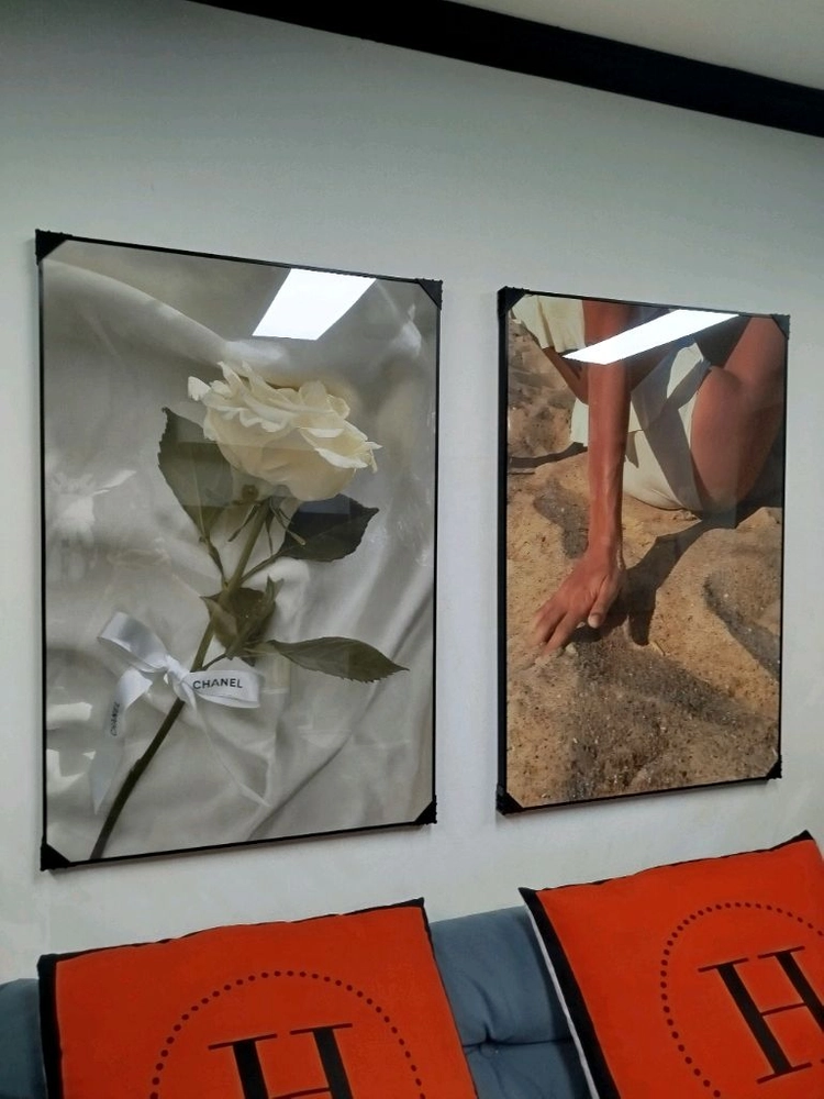샤넬 장미 해변 여인 감성 대형 그림액자 그림 액자 팝아트 인테리어소품 명품그림 명품액자 꽃 곰인형 콜라보 인테리어 이미지