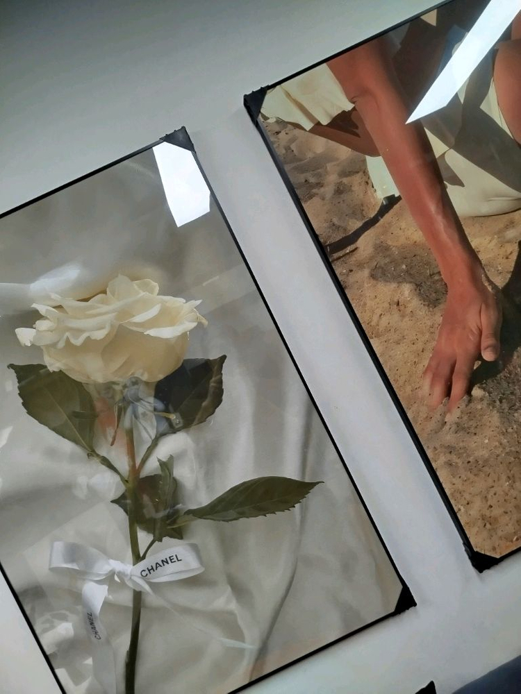 샤넬 장미 해변 여인 감성 대형 그림액자 그림 액자 팝아트 인테리어소품 명품그림 명품액자 꽃 곰인형 콜라보 인테리어--4