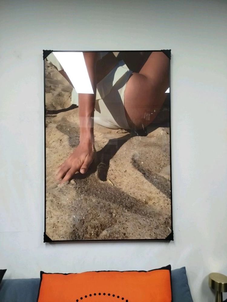 샤넬 장미 해변 여인 감성 대형 그림액자 그림 액자 팝아트 인테리어소품 명품그림 명품액자 꽃 곰인형 콜라보 인테리어 이미지