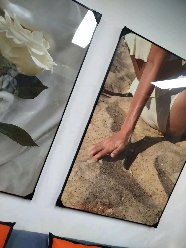 샤넬 장미 해변 여인 감성 대형 그림액자 그림 액자 팝아트 인테리어소품 명품그림 명품액자 꽃 곰인형 콜라보 인테리어 이미지