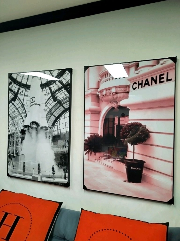 샤넬 우주선 로켓 대형 그림액자 그림 액자 팝아트 인테리어소품 명품그림 명품액자 꽃 곰인형 콜라보 인테리어 이미지