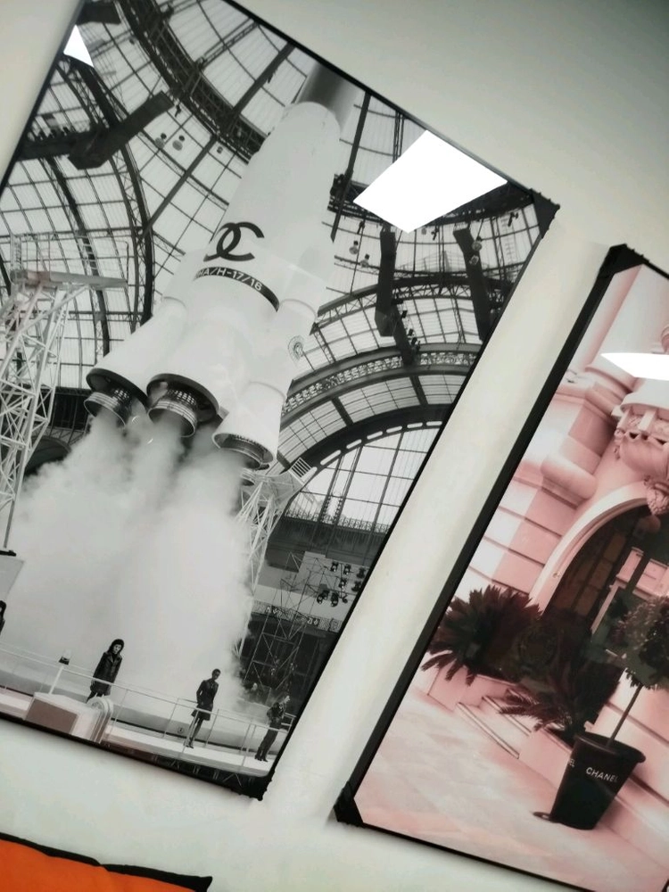샤넬 우주선 로켓 대형 그림액자 그림 액자 팝아트 인테리어소품 명품그림 명품액자 꽃 곰인형 콜라보 인테리어 이미지