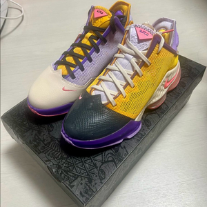 르브론19 로우 새상품 260사이즈