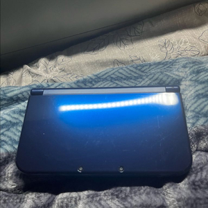 급) 뉴 닌텐도 3DS XL 메탈블루 개임 2팩 충전기 포함 이미지