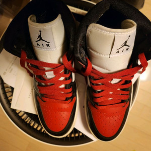 (W) 조던 1 미드 블랙 앤 짐레드 이미지