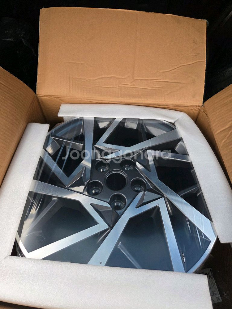 신형그랜져 18인치휠, 스노우타이어 각1개 싸게 급처합니다--0