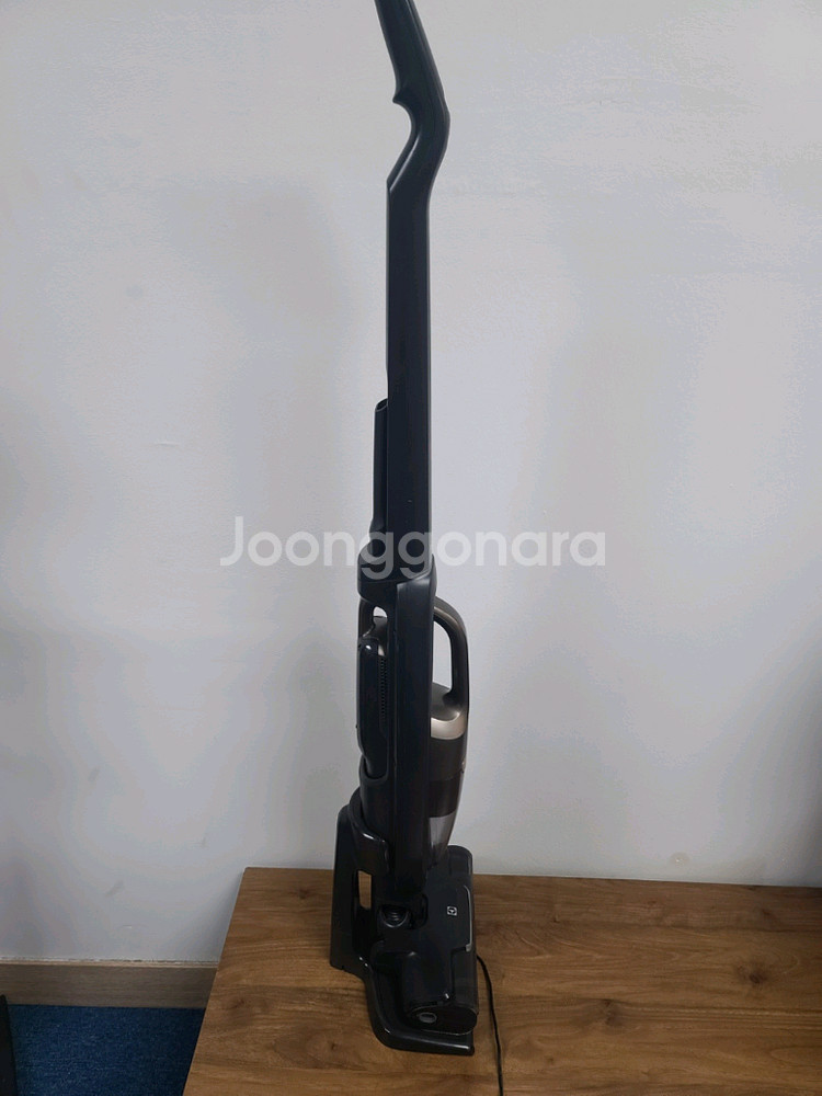 일렉트로룩스 무선청소기 WQ81-3OMBF(거의A급,세척및청소완,삼성배터리 교체>1시간30분연속작동.UV베드노즐)--2