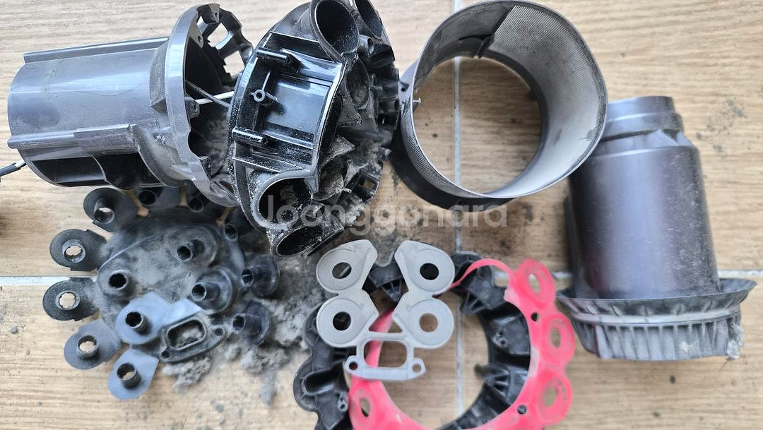 깨끗하게 세척한 다이슨 무선 청소기 V10(롱버전) 풀세트(42분 연속동--9