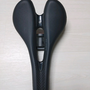 여성용)) 스페셜라이즈드 오우라(oura) 안장 155미리+충전식 후미등 일괄로 팝니다.택포5.5만