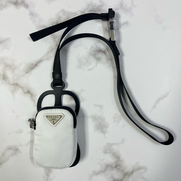 새상품 프라다 리나일론 폰홀더 케이스 스트랩 지갑 파우치 화이트 이미지