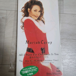 머라이어 캐리의 싱글 앨범 All I Want for Christmas Is You의 일본판 CD입니다