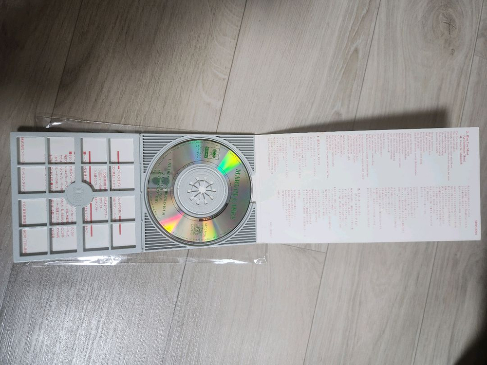 머라이어 캐리의 싱글 앨범 All I Want for Christmas Is You의 일본판 CD입니다--2