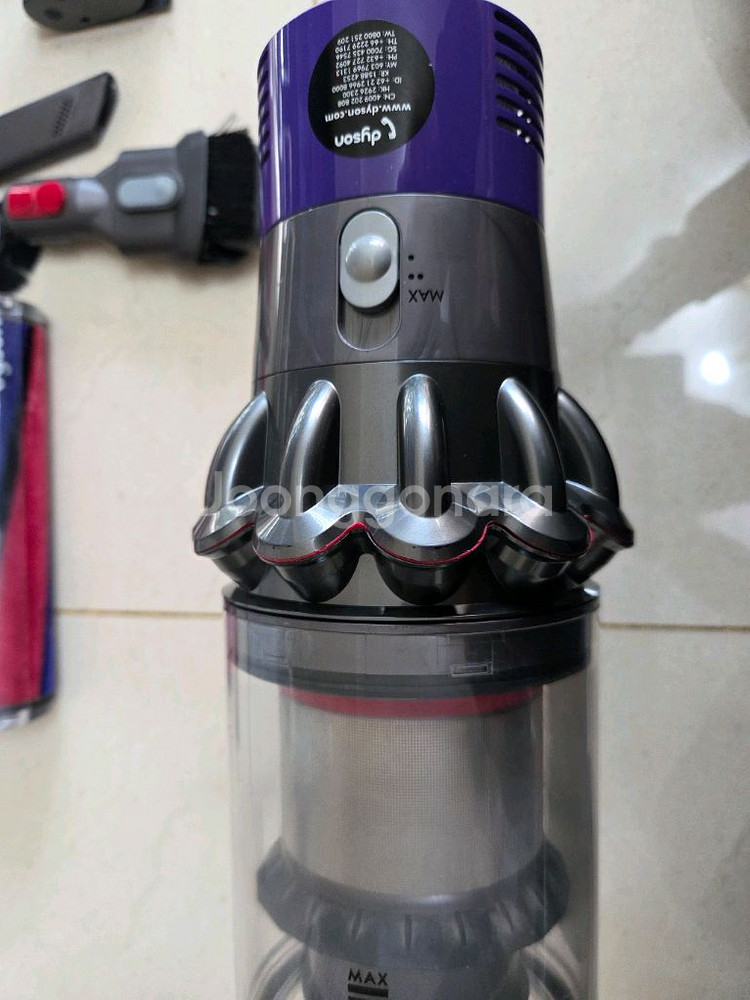 다이슨 V10 무선 청소기 판매합니다.--2