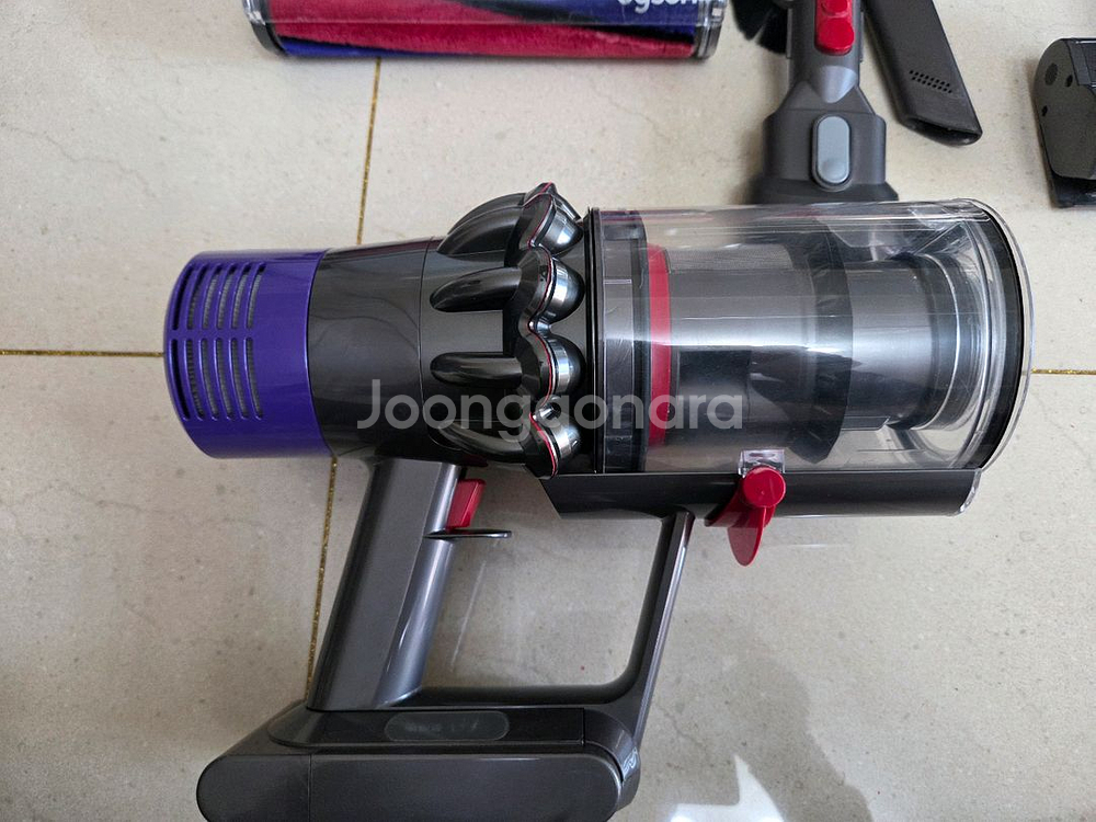 다이슨 V10 무선 청소기 판매합니다.--3