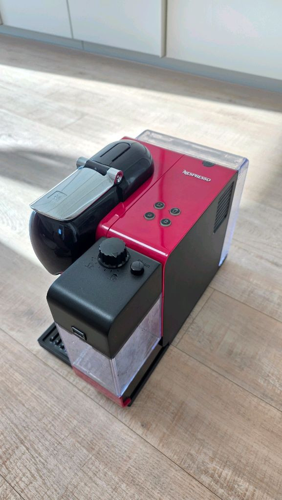 네스프레소 커피머신 라티시마 f411 이미지