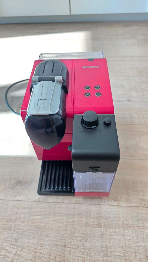 네스프레소 커피머신 라티시마 f411 이미지