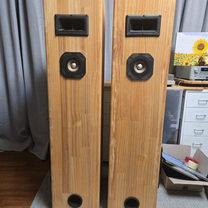 자작 원목 플로어스탠딩 스피커 한 쌍입니다