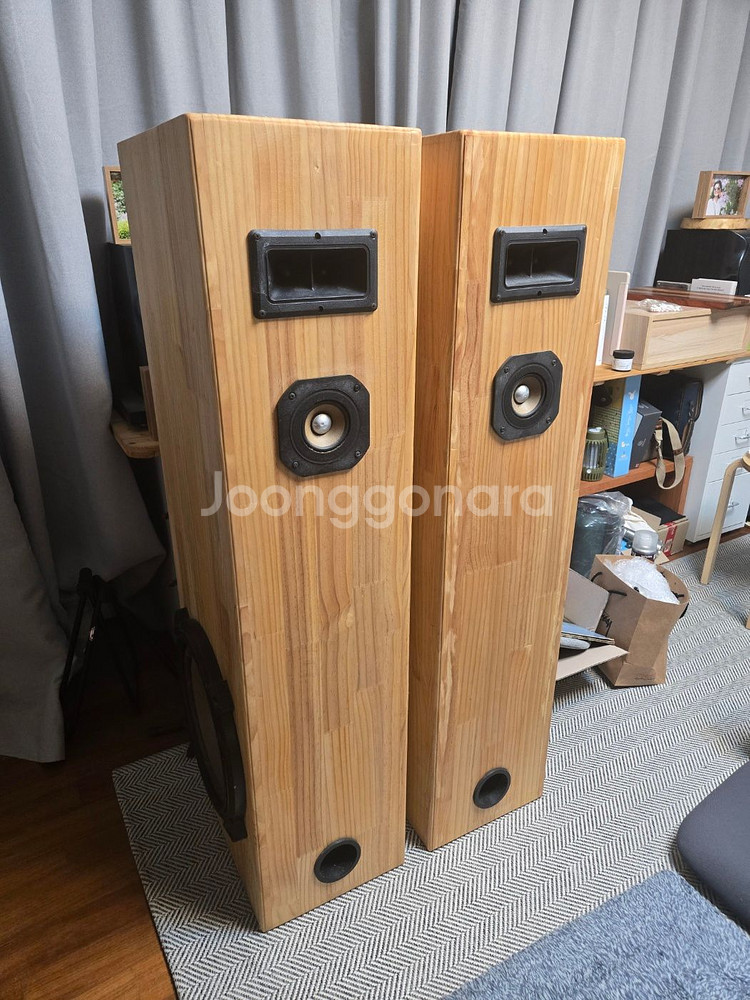 자작 원목 플로어스탠딩 스피커 한 쌍입니다--1