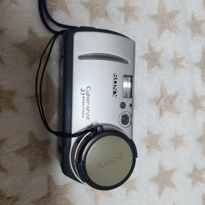 SONY 빈티지디카.DSC-P50.소니 사이버샷.AA건전지사용파손없음.생활감있음.화면줌이상없음.메모리카드없어서 실작