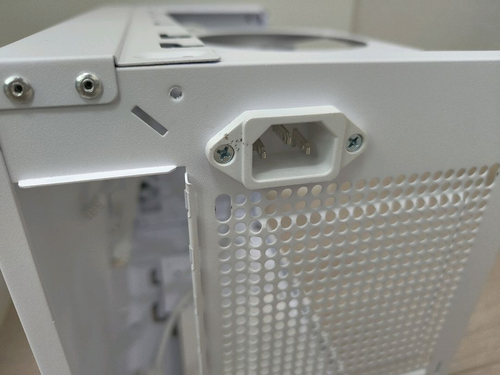 파워트레인 P60 메쉬 화이트 판매합니다. 컴퓨터 미니케이스--3