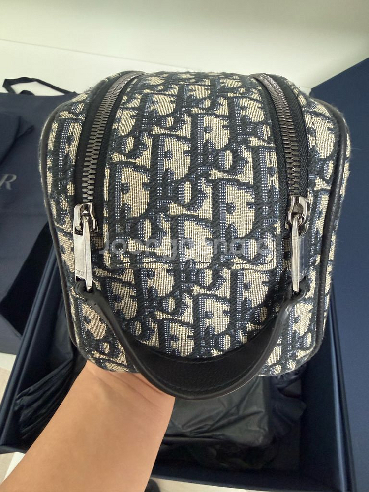 (새상품급)디올 토일레트리 돕키트 팝니다--2