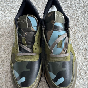 발렌티노 카모 락스터드 레드 스니커즈 판매합니다