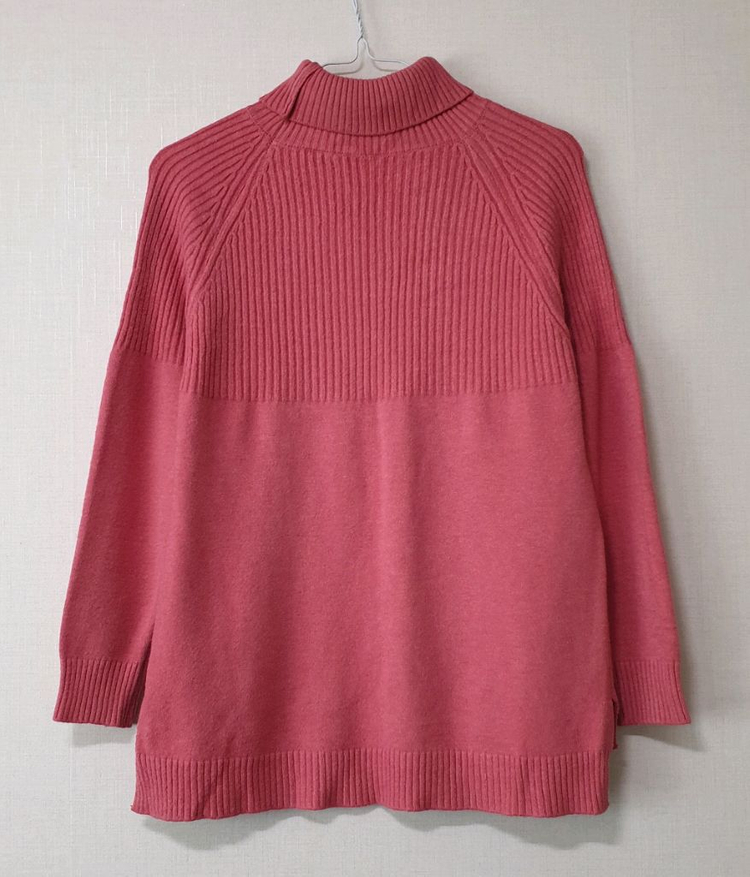 핑크색 터틀넥 니트 스웨터--1