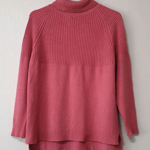 핑크색 터틀넥 니트 스웨터