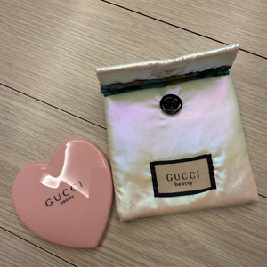 구찌 거울, 파우치