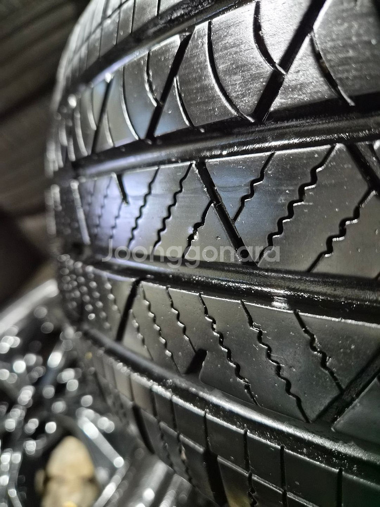 카니발ka4 18인치 순정 블랙 휠타이어 판매합니다--5