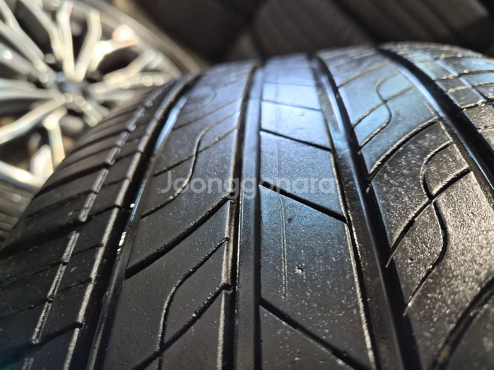 더뉴K9 18인치 순정 휠타이어 판매합니다--5