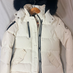 무스너클 쓰리쿼터 여성 패딩 화이트 블랙퍼