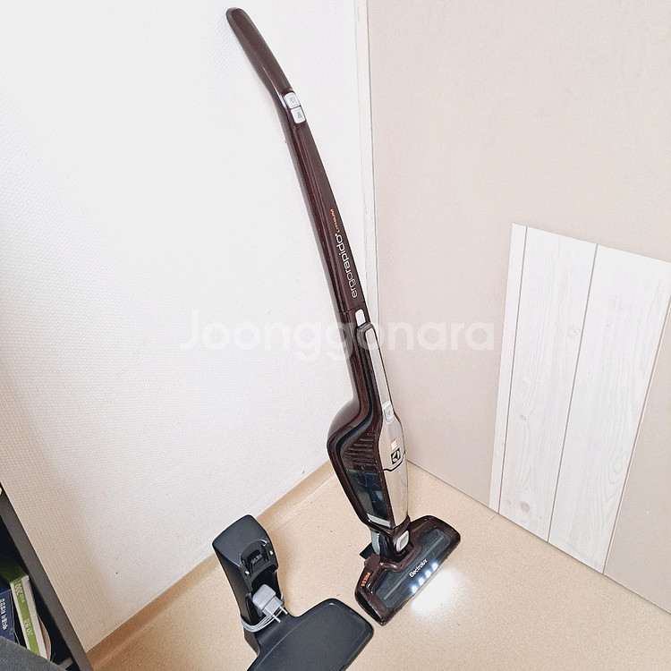 정상작동 일렉트로룩스 무선청소기 배터리빵빵함 브라운 2in1 스틱+핸디형--1