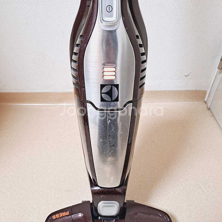 정상작동 일렉트로룩스 무선청소기 배터리빵빵함 브라운 2in1 스틱+핸디형--2