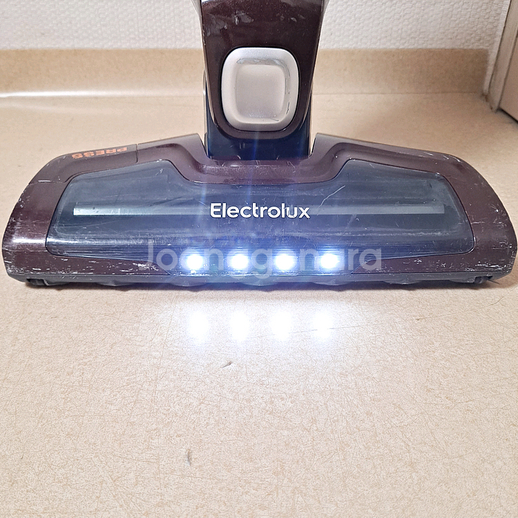 정상작동 일렉트로룩스 무선청소기 배터리빵빵함 브라운 2in1 스틱+핸디형--3