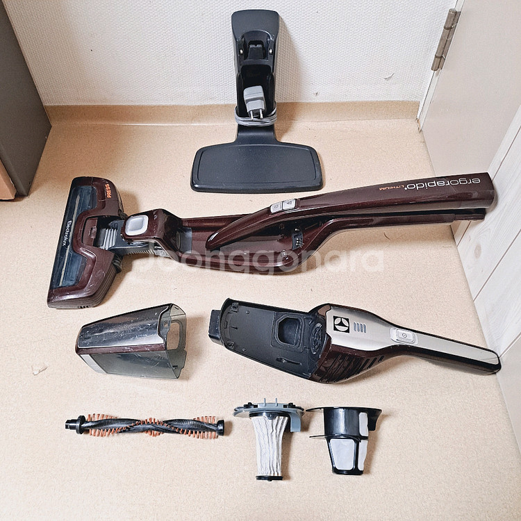 정상작동 일렉트로룩스 무선청소기 배터리빵빵함 브라운 2in1 스틱+핸디형--9