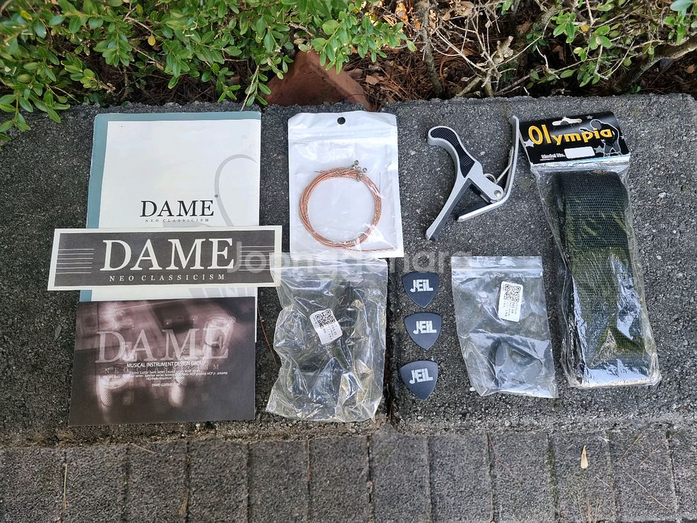 입문용 통기타 인기제품 데임 유리상자 이세준 기타 판매합니다--7