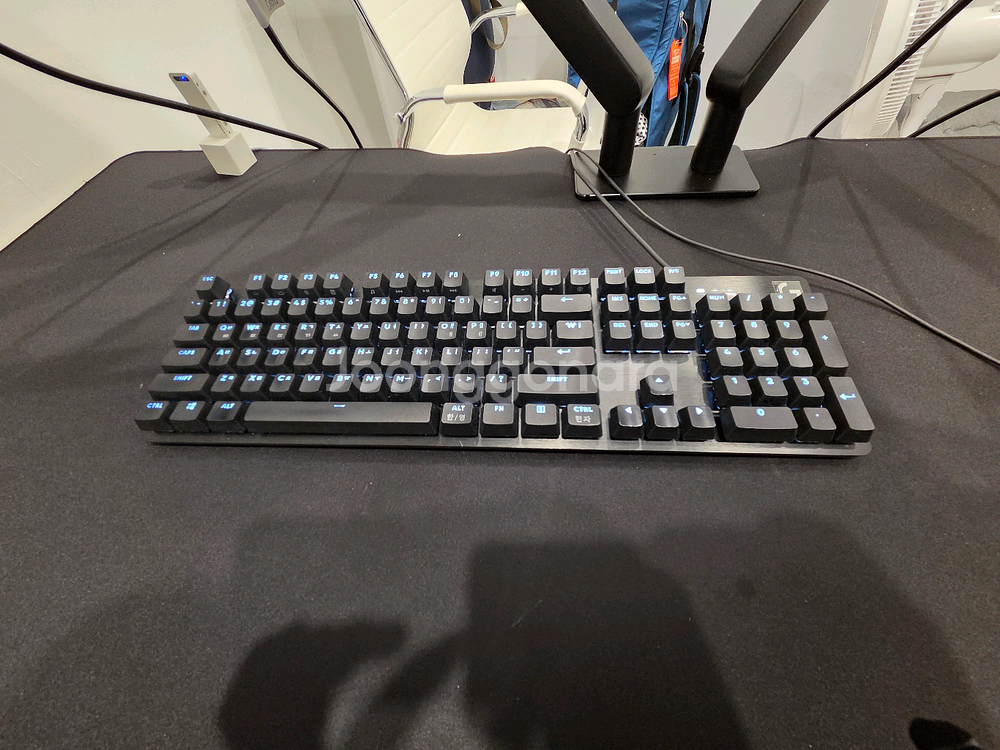 고성능 게이밍 PC 테이블 포함 세트로 팝니다.--2