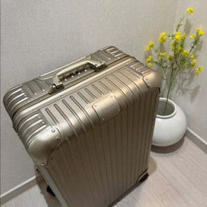 리모와 오리지널 체크인M 티타늄골드 색상