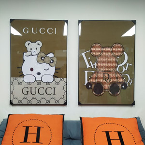 디올 구찌 헬로키티 베어브릭 카우스 피규어 그림액자 그림 액자 팝아트 인테리어소품 명품그림 명품액자 꽃 곰인형