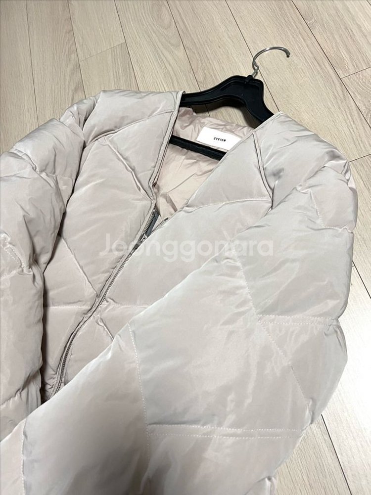 한섬 시스템 SYSTEM 구스다운 롱패딩 코트 다이아퀼팅 점퍼 거위털 자켓 베이지 브이넥 집업--7