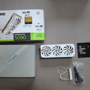 조텍 RTX 5090 솔리드 화이트 그래픽카드