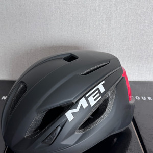 메트 스트랄레 에어로핼멧