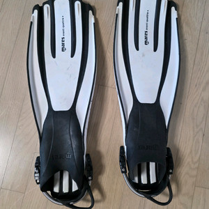 마레스 콰트로 핀 팝니다(R사이즈)