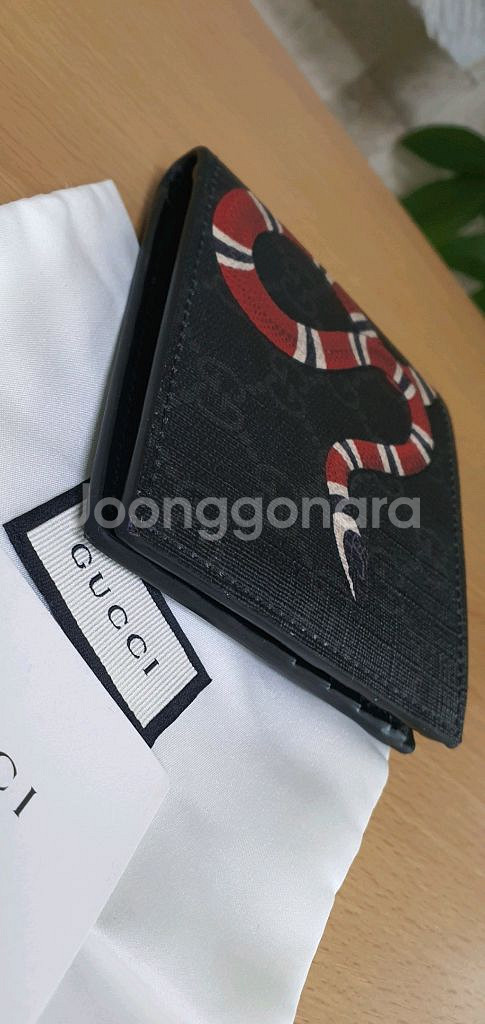 구찌 스네이크 반지갑 새상품급 블랙 정품(감정O)프라다루이비통디올고야드샤넬셀린느보테가생로랑버버리발렌시아가--5